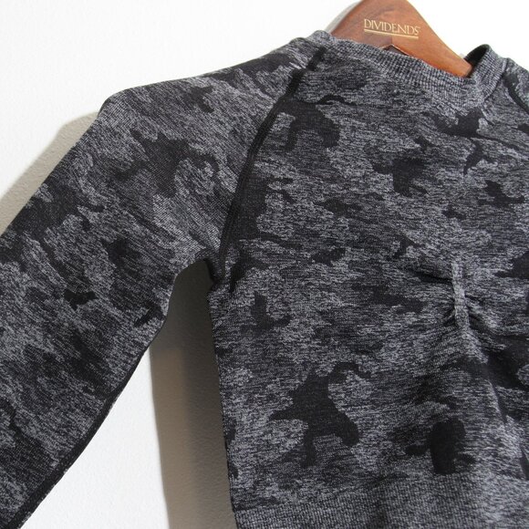 Gymshark Adapt Camo Seamless Crop Top Long Sleeve Cutout Gray Black Size Small - Picture 7 of 12